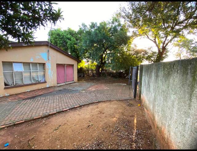 8 BEDROOM HOUSE FOR SALE IN KEMPTON PARK WEST